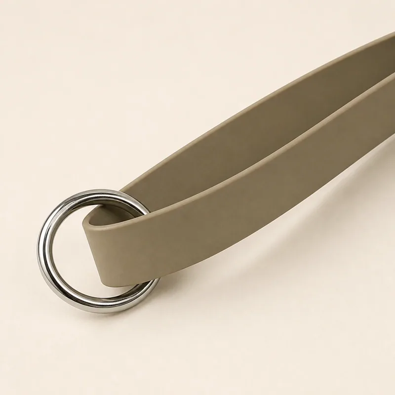 The Multiway Lead ring and smooth strap detail